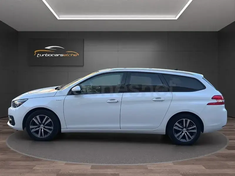 Usado Peugeot 308 SW Active 130 CV (95 kW) 2021 Blanco Familiar