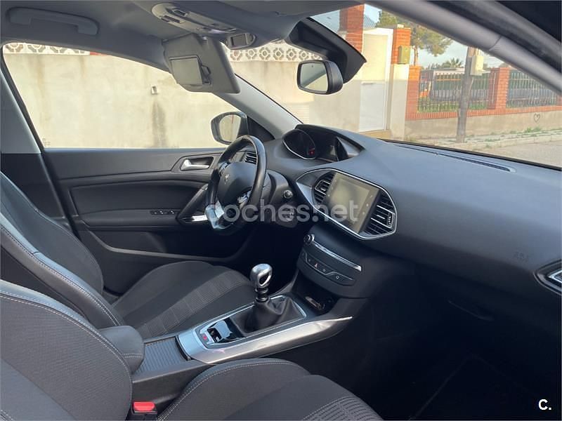 Usado Peugeot 308 Allure 130 CV (95 kW) 2019 Gris / plata Berlina