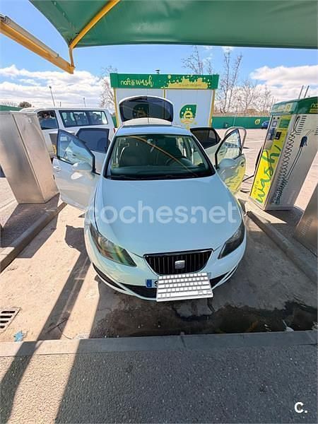 Usado Seat Ibiza Reference 75 CV (55 kW) 2011 Blanco Berlina