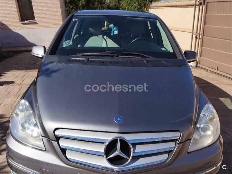 Usado Mercedes B180 109 CV (80 kW) 2010 Gris / plata Monovolumen