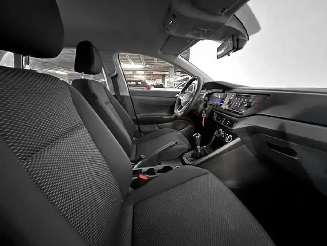 Usado VW Polo Trendline 95 CV (69 kW) 2022 Plateado Utilitario