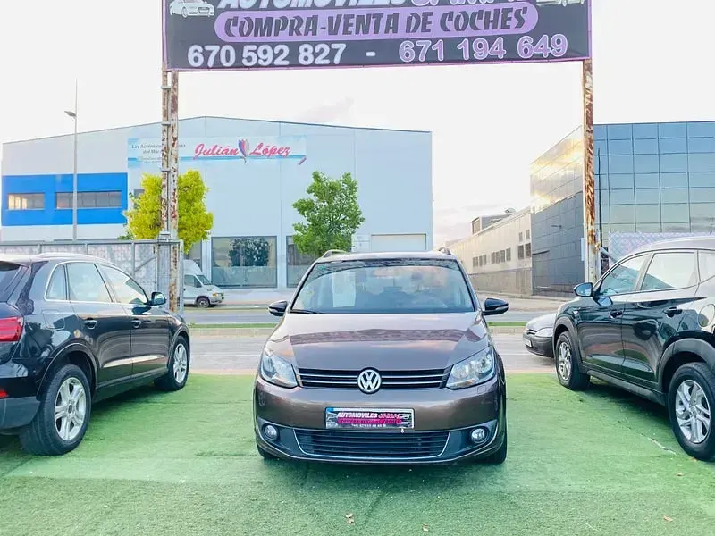Usado VW Touran Advance 105 CV (77 kW) 2012 Marrón Monovolumen