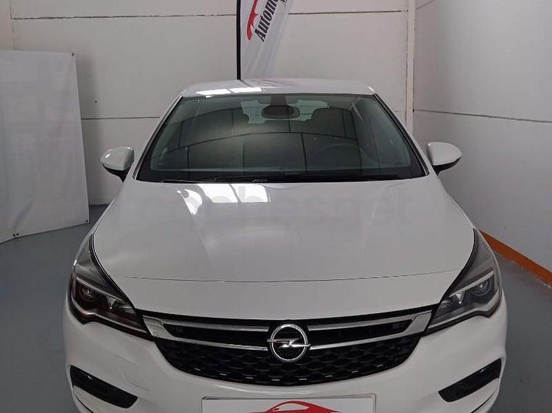 Usado Opel Astra Selective 110 CV (80 kW) 2019 Blanco Berlina