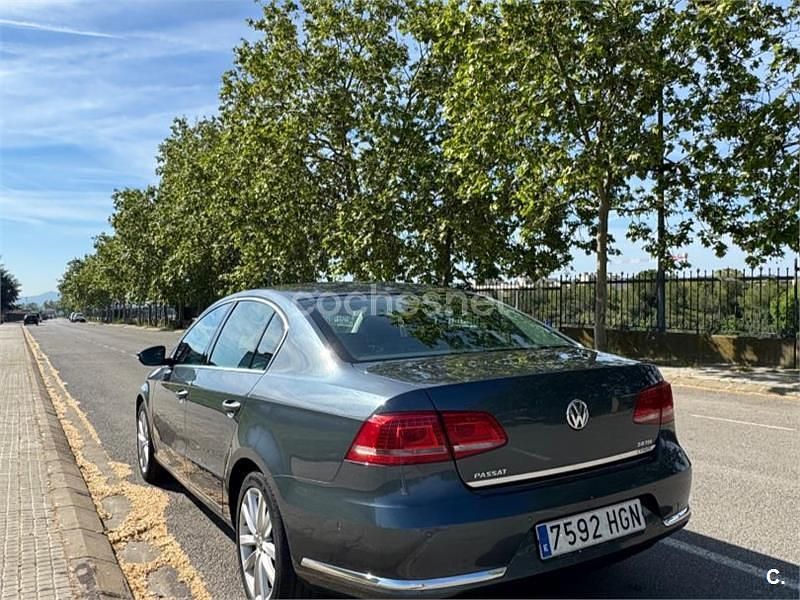 Usado VW Passat Highline 140 CV (102 kW) 2011 Gris / plata Berlina