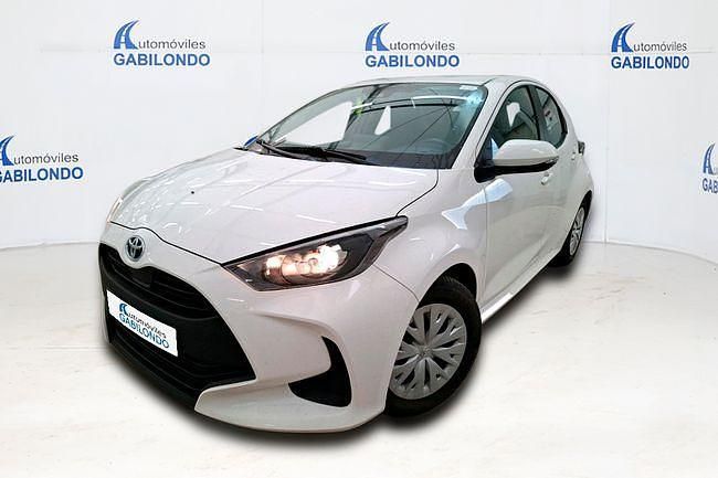 Usado Toyota Yaris Hybrid Active 116 CV (85 kW) 2021 Blanco Berlina