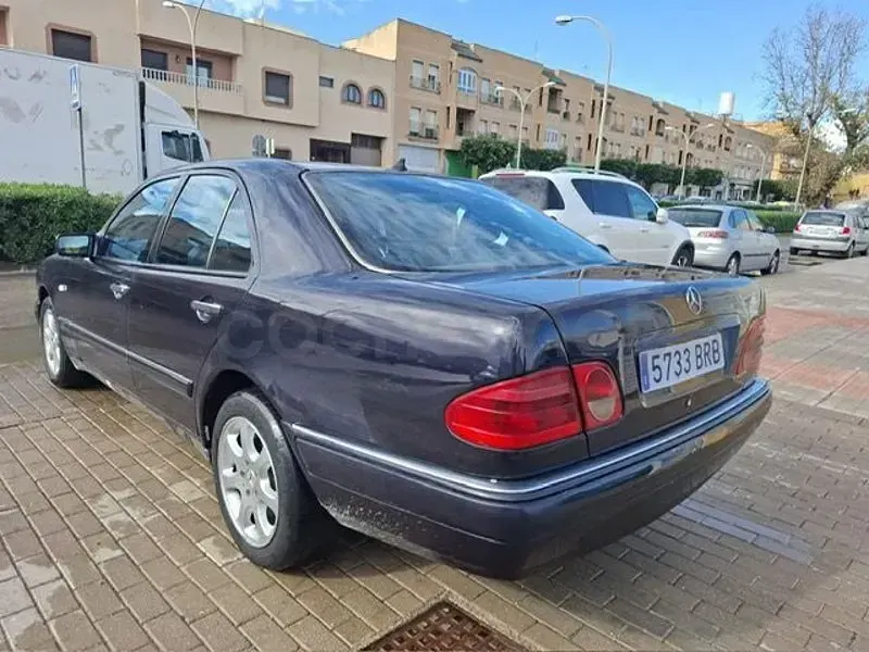 Usado Mercedes E300 Elegance 177 CV (130 kW) 1999 Azul Berlina