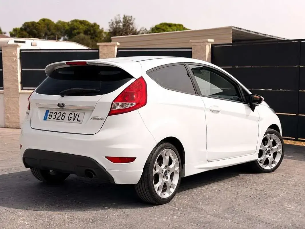 Usado Ford Fiesta Sport 120 CV (88 kW) 2010 Blanco Utilitario