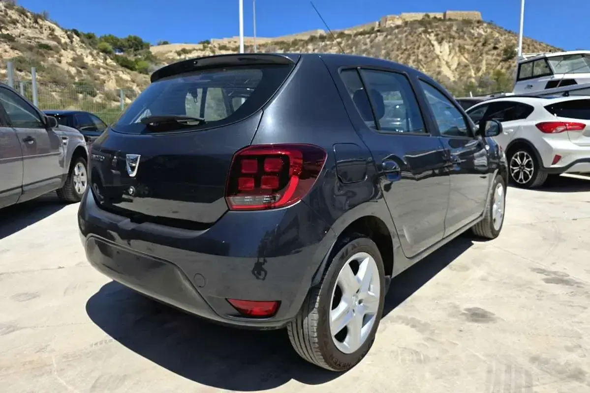 Usado Dacia Sandero Acces 75 CV (55 kW) 2018 Negro Utilitario
