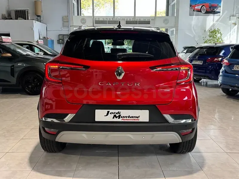 Usado Renault Captur Techno 90 CV (66 kW) 2024 Rojo SUV