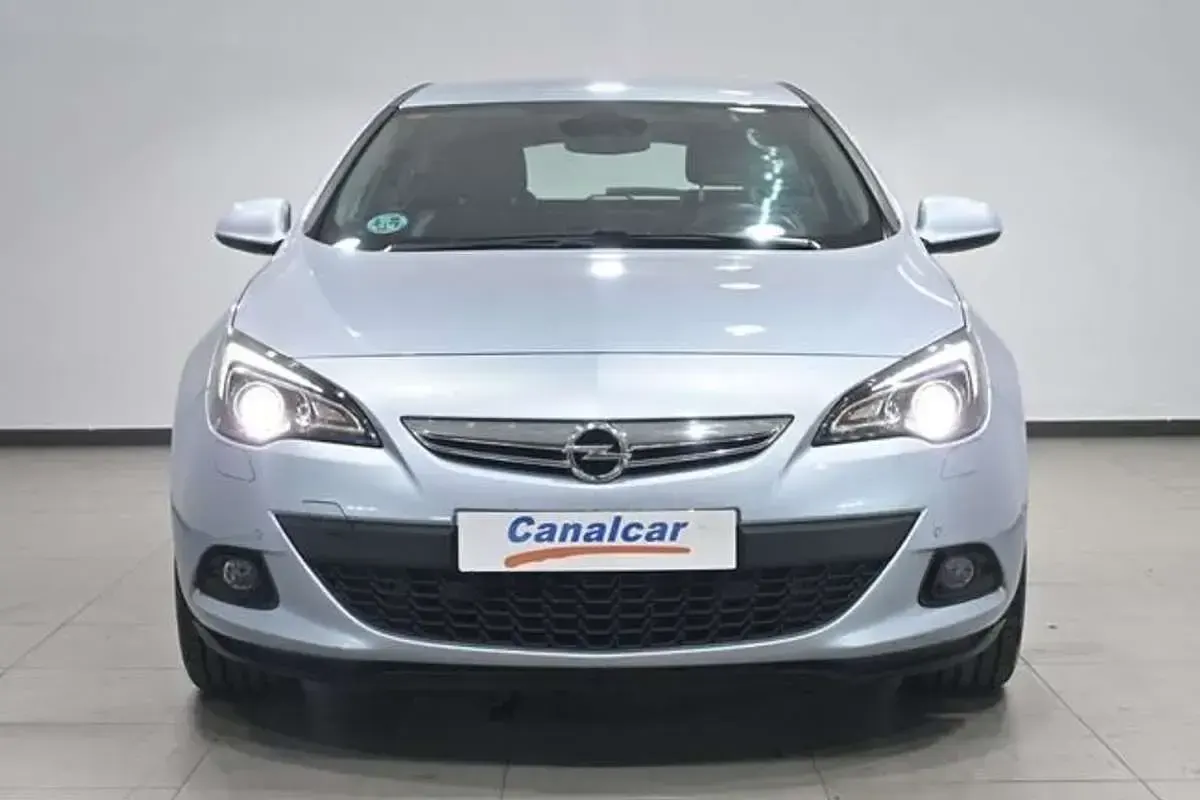 Usado Opel Astra GTC Sportive 136 CV (100 kW) 2016 Gris Utilitario