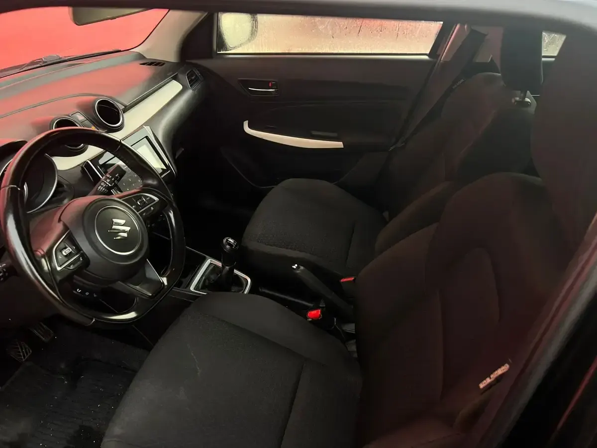 Usado Suzuki Swift 83 CV (61 kW) 2021 Negro Utilitario