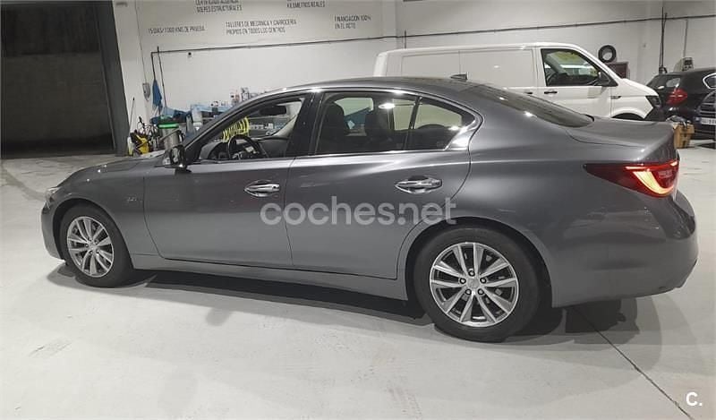 Usado Infiniti Q50 Premium 170 CV (125 kW) 2018 Gris / plata Berlina
