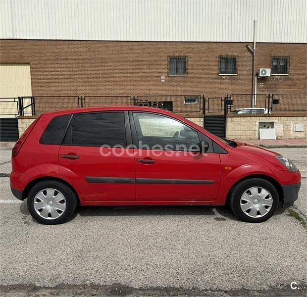 Usado Ford Fiesta Futura 68 CV (50 kW) 2008 Rojo Utilitario