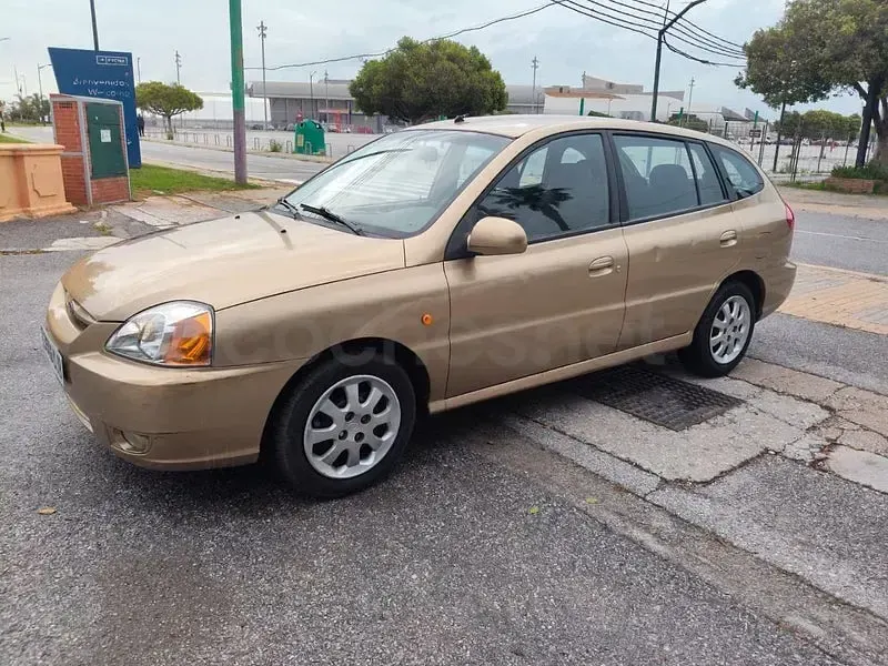 Usado Kia Rio 97 CV (71 kW) 2003 Beige Berlina