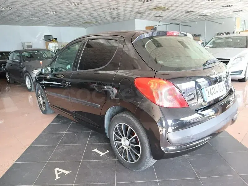 Usado Peugeot 207 75 CV (55 kW) 2009 Negro Berlina