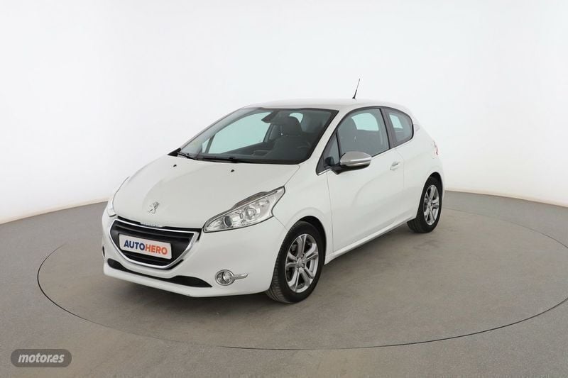 Blanco Usado 2015 Peugeot 208 Allure Utilitario | 8299 € (Precio justo) - Imagen 1/3