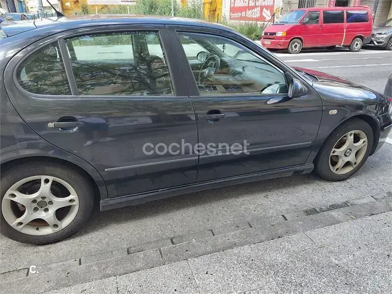 Usado Seat Leon Sport 105 CV (77 kW) 2004 Negro Utilitario