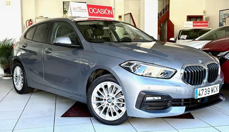 Usado BMW 118 Sport Line 136 CV (100 kW) 2022 Gris Utilitario