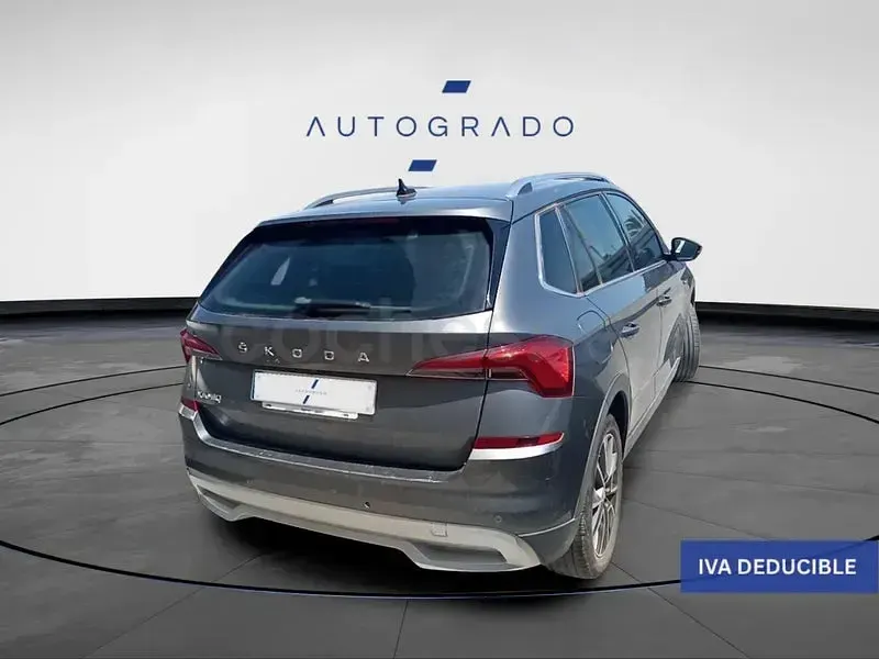 Usado Skoda Kamiq 110 CV (80 kW) 2022 Gris / plata SUV