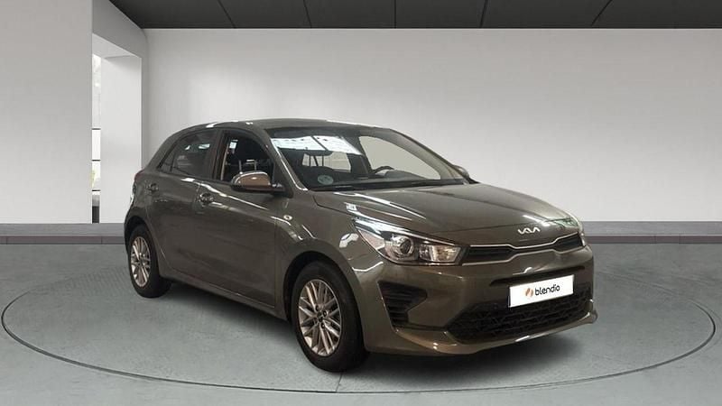 Usado Kia Rio 100 CV (73 kW) 2023 Verde