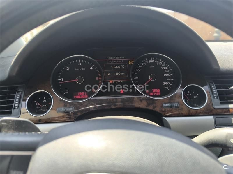 Gris / plata Usado 2007 Audi A8 Berlina | 9600 € (Un poco caro) - Imagen 1/4