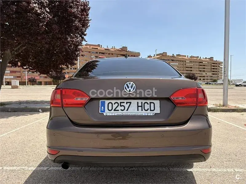 Usado VW Jetta Sport 105 CV (77 kW) 2011 Marrón Berlina