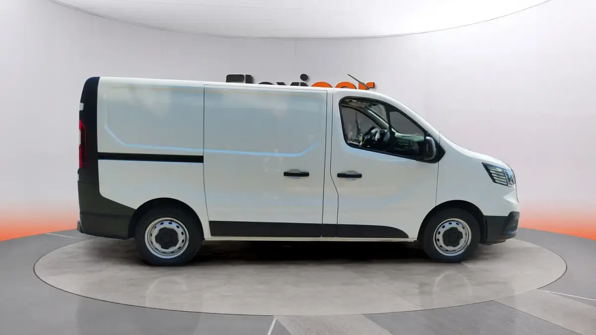 Usado Renault Trafic 110 CV (80 kW) 2022 Blanco Monovolumen