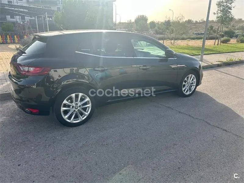 Usado Renault Mégane Zen 110 CV (80 kW) 2016 Negro Berlina