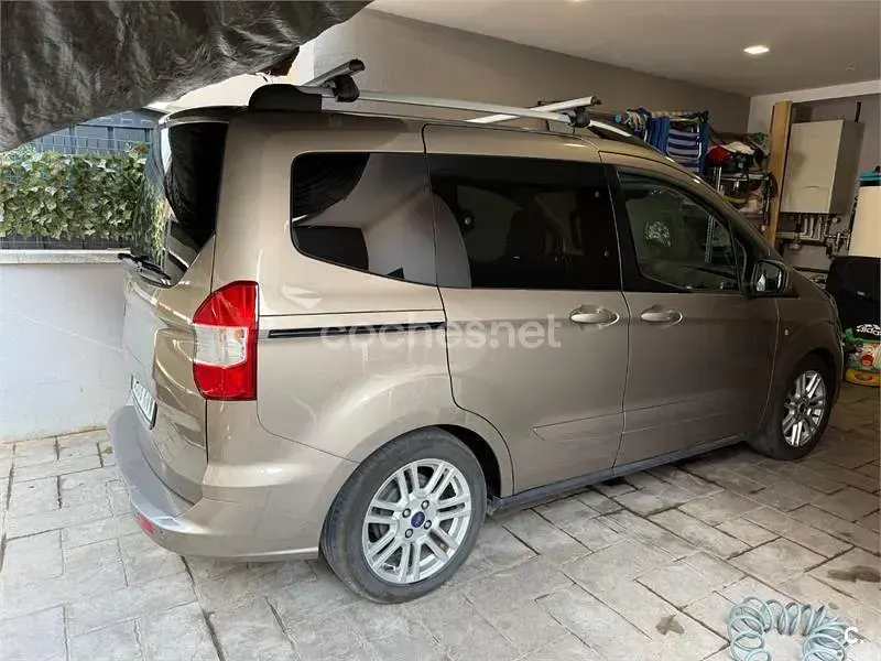 Usado Ford Tourneo Courier Titanium 100 CV (73 kW) 2019 Gris / plata Monovolumen