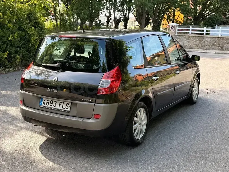 Usado Renault Grand Scénic II Dynamique 130 CV (95 kW) 2007 Gris / plata Monovolumen