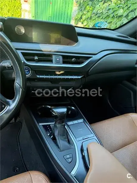Usado Lexus UX Executive Line 184 CV (135 kW) 2019 Negro SUV