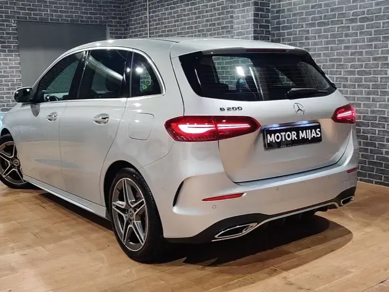 Usado Mercedes B200 163 CV (119 kW) 2023 Gris Utilitario