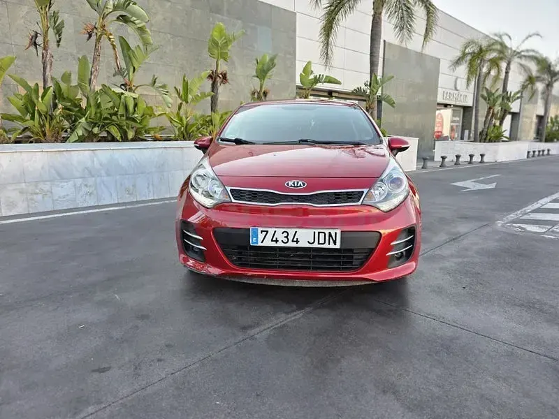 Usado Kia Rio 84 CV (61 kW) 2015 Granate Berlina