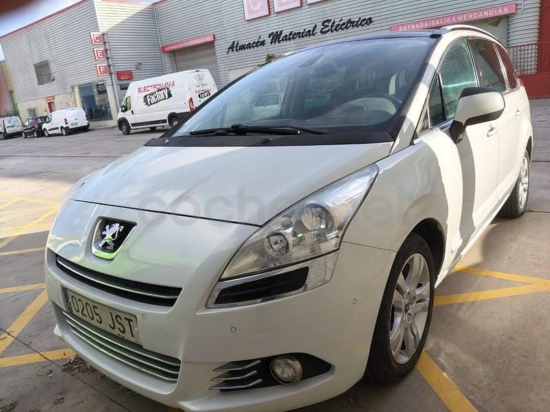 Usado Peugeot 5008 Allure 115 CV (84 kW) 2013 Blanco Monovolumen