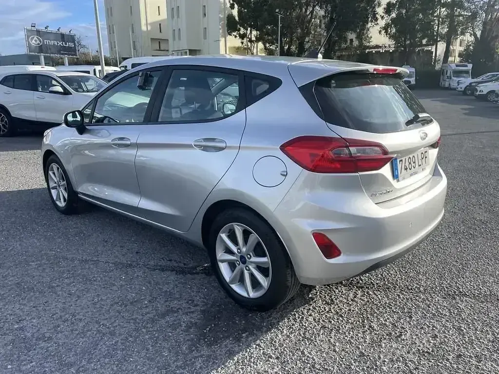 Usado Ford Fiesta Trend 75 CV (55 kW) 2021 Plata Utilitario