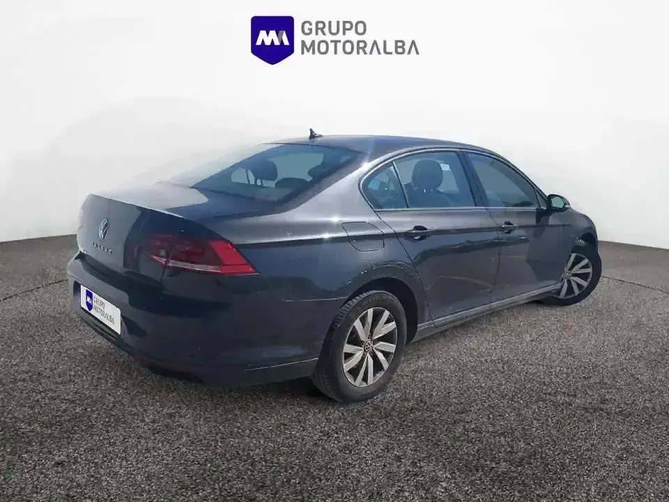 Usado VW Passat 122 CV (89 kW) 2022 Gris / plata Familiar