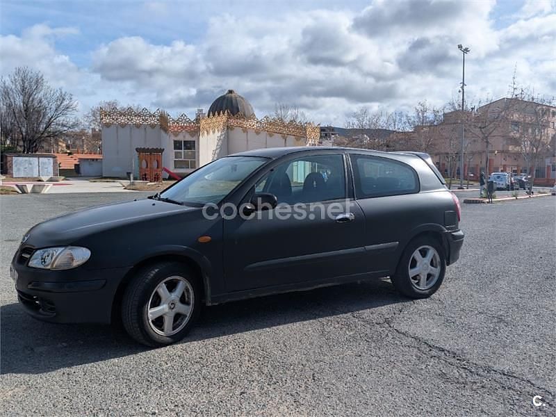 Usado Nissan Almera Comfort 90 CV (66 kW) 2001 Negro Berlina