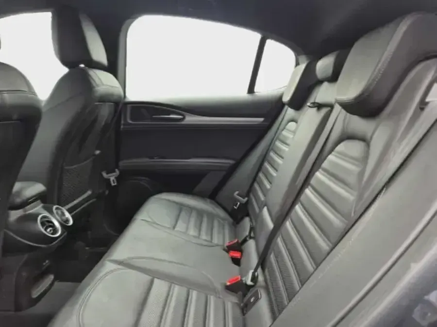 Usado Alfa Romeo Stelvio Veloce 209 CV (153 kW) 2023 Gris / plata SUV