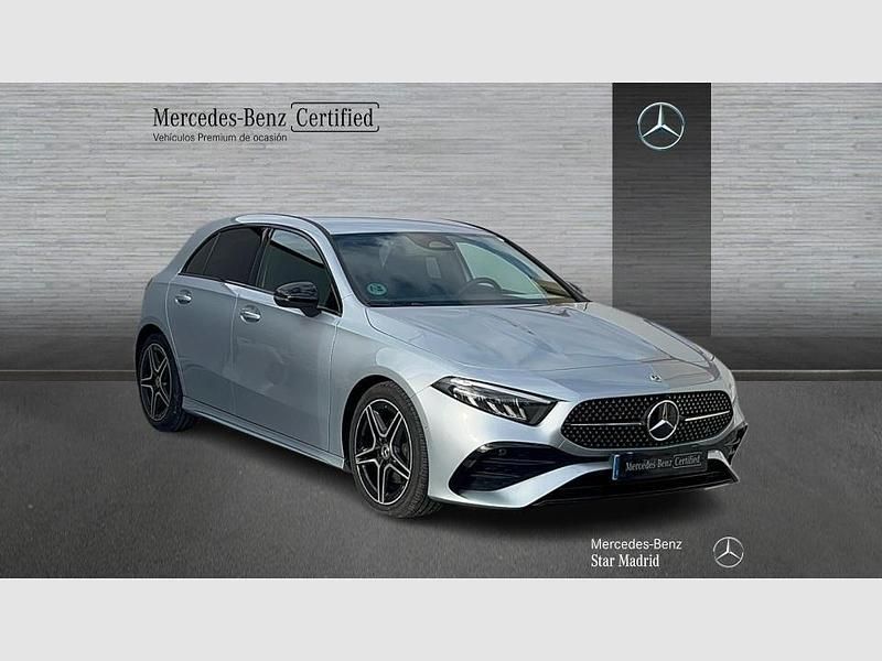 Usado Mercedes A200 AMG line 150 CV (110 kW) 2025 Plata hightech (metalizado) Utilitario