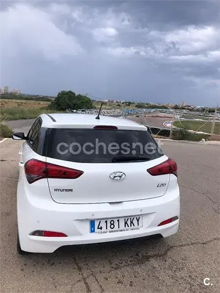 Usado Hyundai i20 84 CV (61 kW) 2018 Blanco Berlina