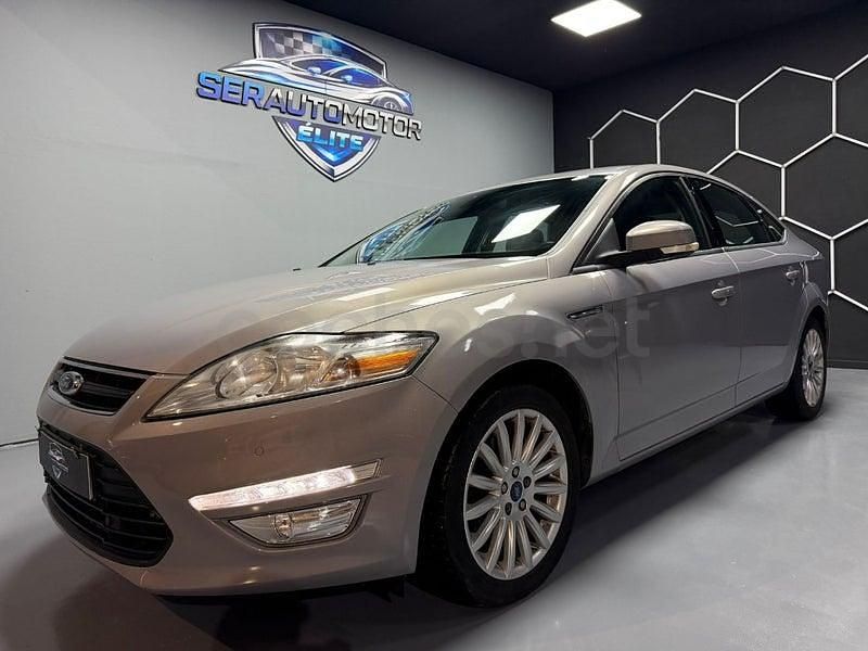 Usado Ford Mondeo Limited 140 CV (102 kW) 2015 Gris / plata Berlina