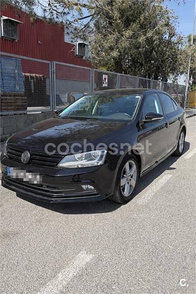 Usado VW Jetta Advance 110 CV (80 kW) 2015 Negro Berlina