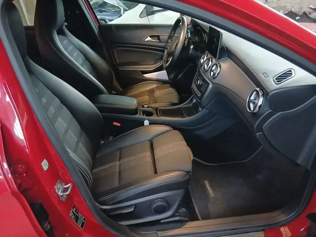 Usado Mercedes GLA180 122 CV (89 kW) 2019 Rojo SUV