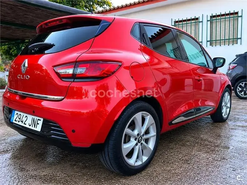 Usado Renault Clio IV Dynamique 90 CV (66 kW) 2016 Rojo Berlina