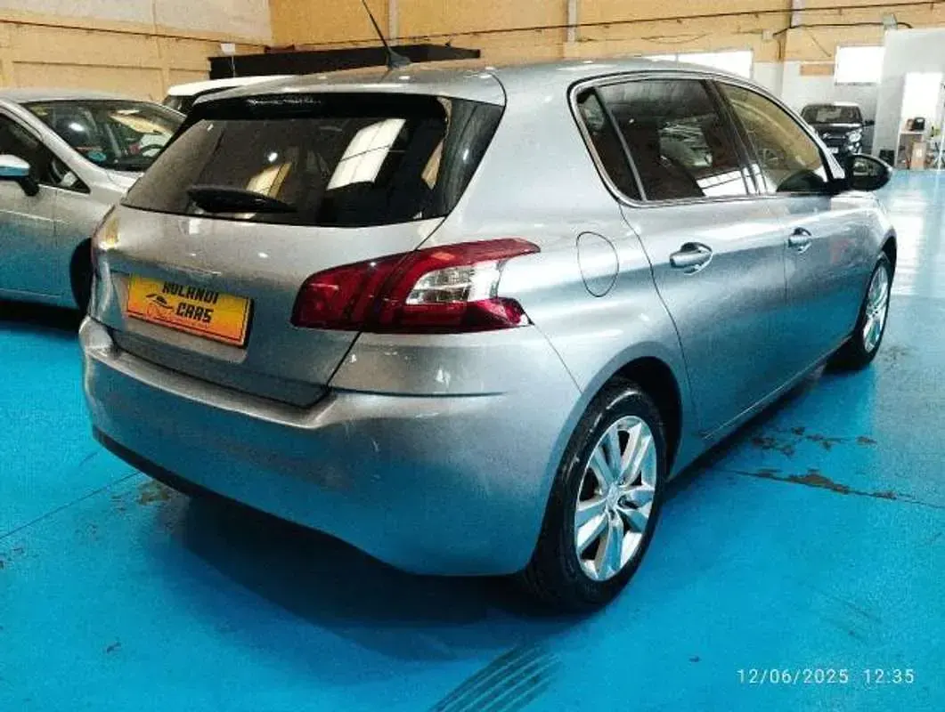 Usado Peugeot 308 Active 131 CV (96 kW) 2015 Gris / plata Berlina