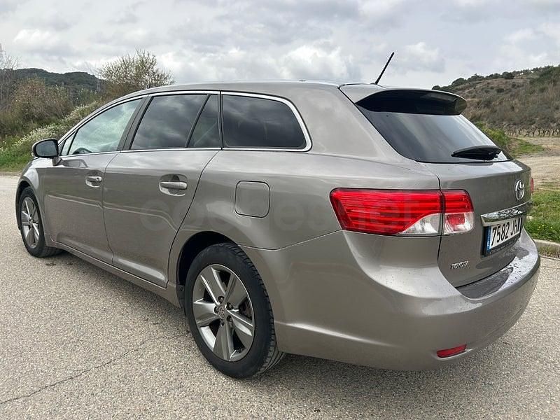 Usado Toyota Avensis Comfort 124 CV (91 kW) 2015 Gris / plata Familiar