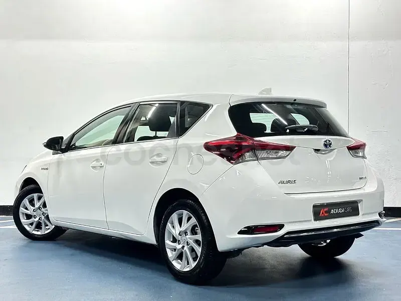 Usado Toyota Auris Hybrid Active 136 CV (100 kW) 2019 Blanco Berlina