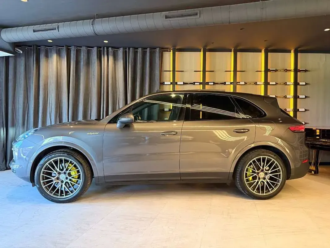 Usado Porsche Cayenne E-Hybrid 462 CV (339 kW) 2021 Gris SUV