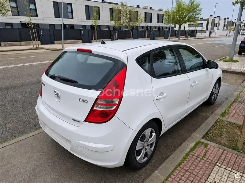 Usado Hyundai i30 Classic 90 CV (66 kW) 2010 Blanco Berlina