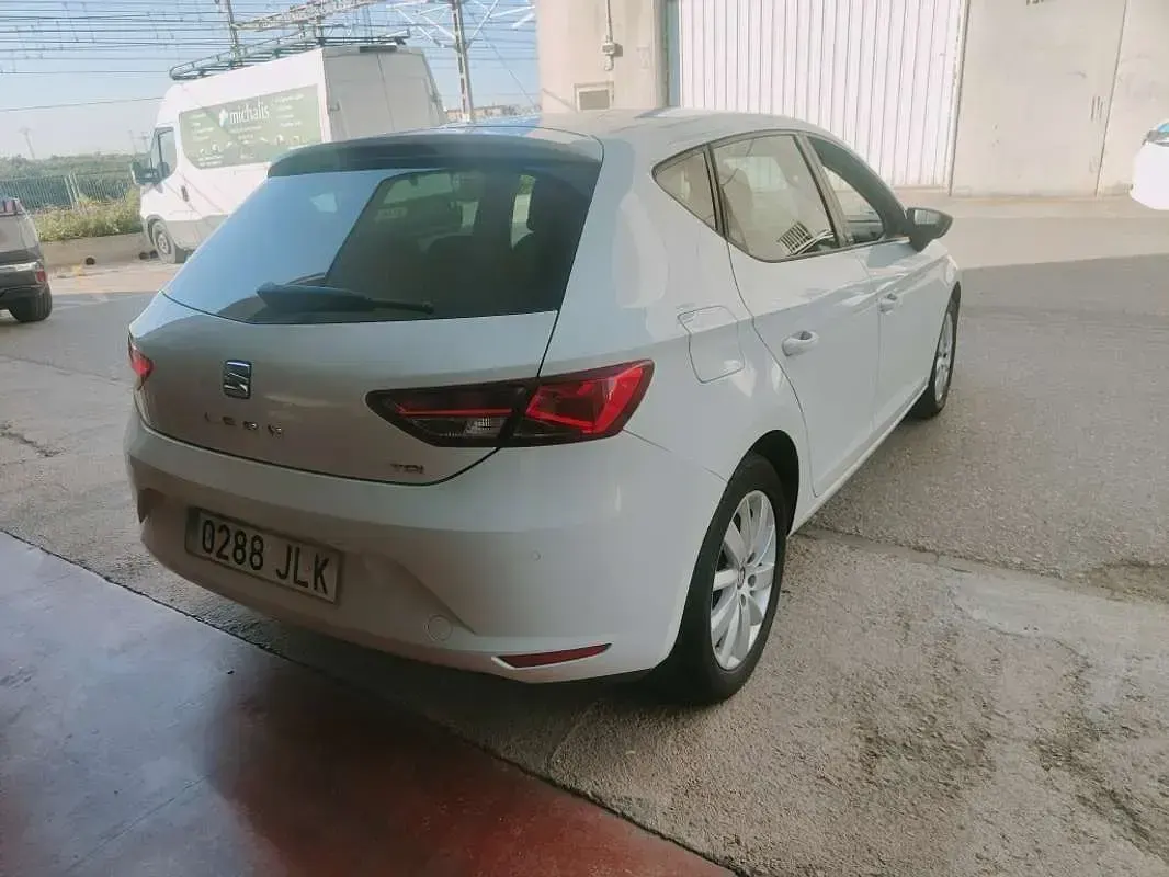 Usado Seat Leon Style 110 CV (80 kW) 2016 Blanco Utilitario